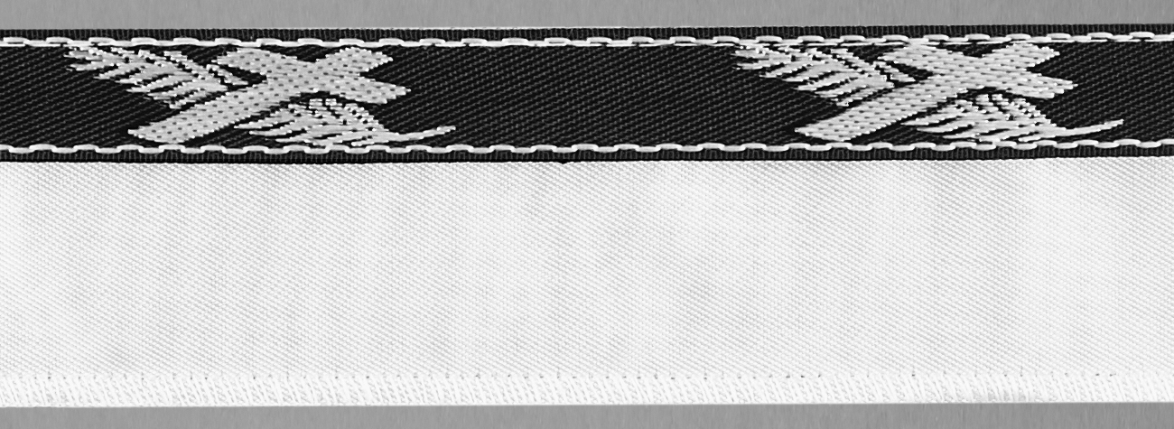 Meter Steg, Serge weiß, beids.abgekett., Vlies hinterl.+angenähtem Lotband Kreuz/Palme s/w  (á 100 m