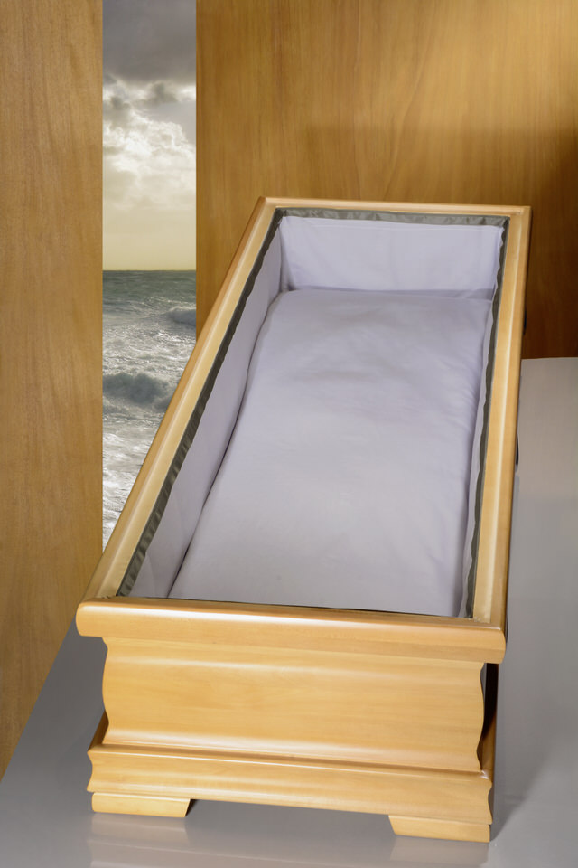 Sarginnenauskleidung 01100, BW silbergrau, Unterlage abgekettelt, Seitenstreifen mit grauem Taftband