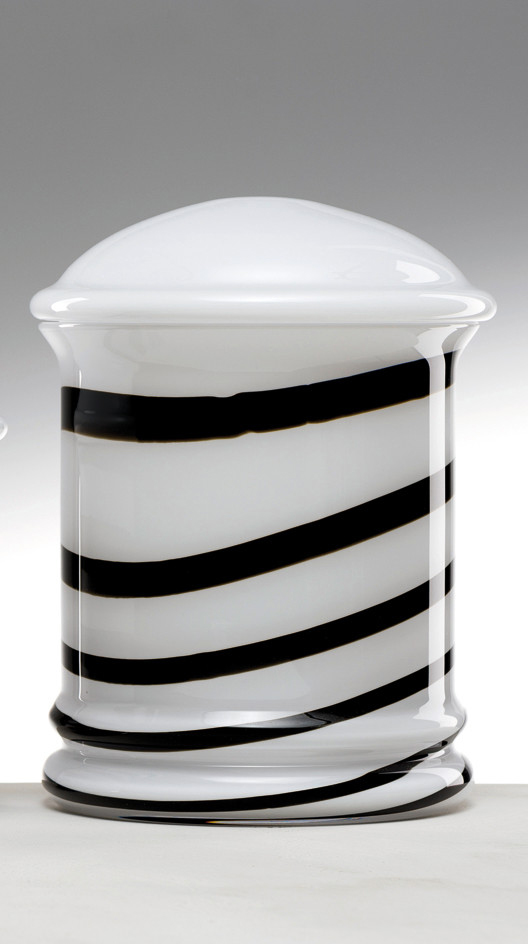 Urne 079054 Gladiolo, Glas, weiß mit schwarzen Streifen, blickdicht, handgefertigt und mundgeblasen