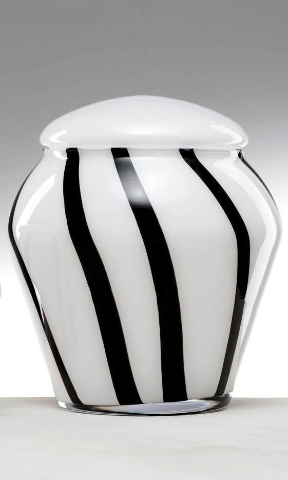 Urne 079064 Orchidea, Glas, weiß/schwarz gestreift, blickdicht, handgefertigt und mundgeblasen