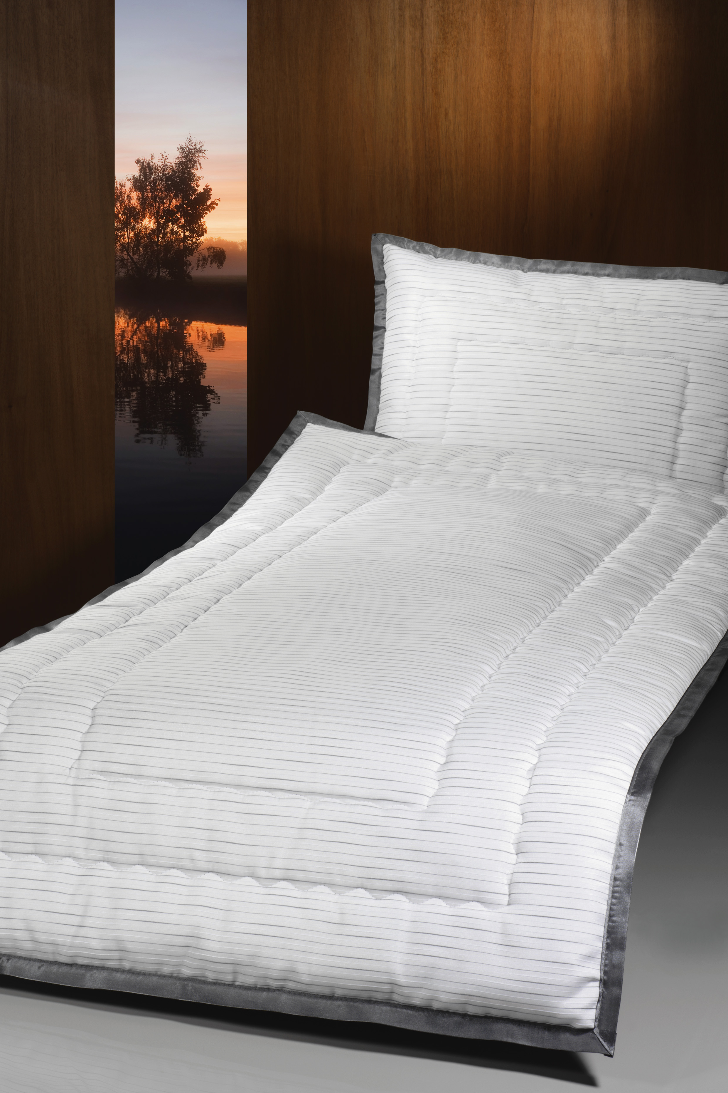 Deckengarnitur 01480 London weiss, dezent gestreift, graue Litze