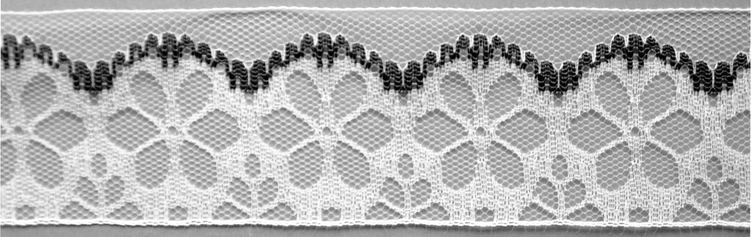 Meter Raschelspitze 5 cm breit, schwarz-weiß