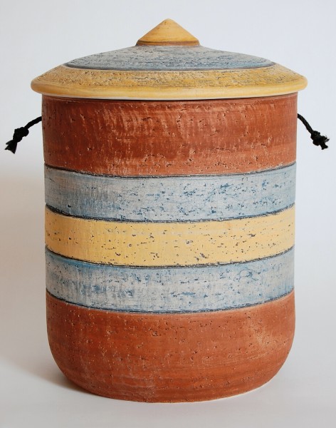 Urne 685 Keramik, sienarot mit blau/gelber Verzierung